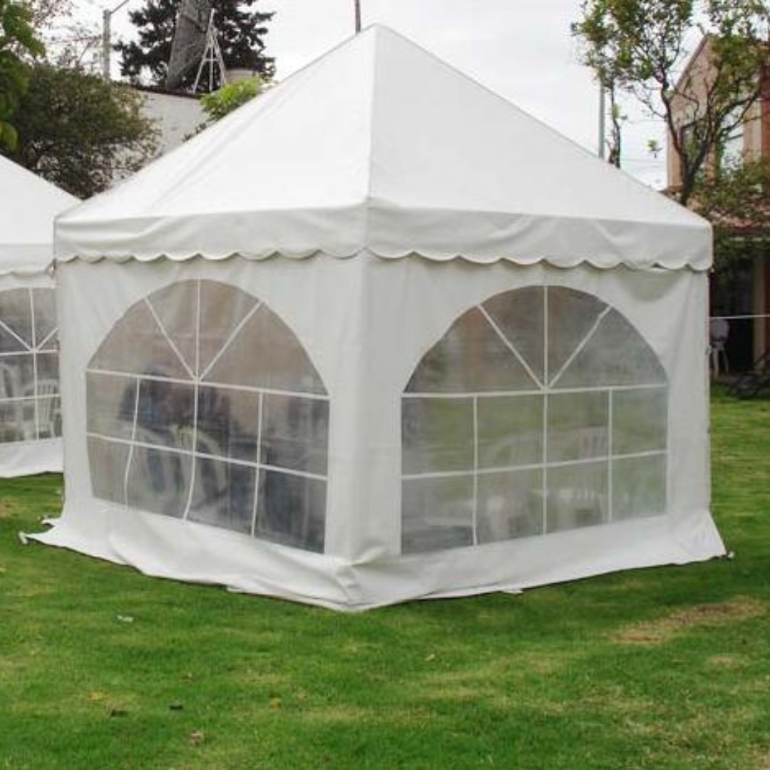 Carpa blanca tipo pagoda con ventanales