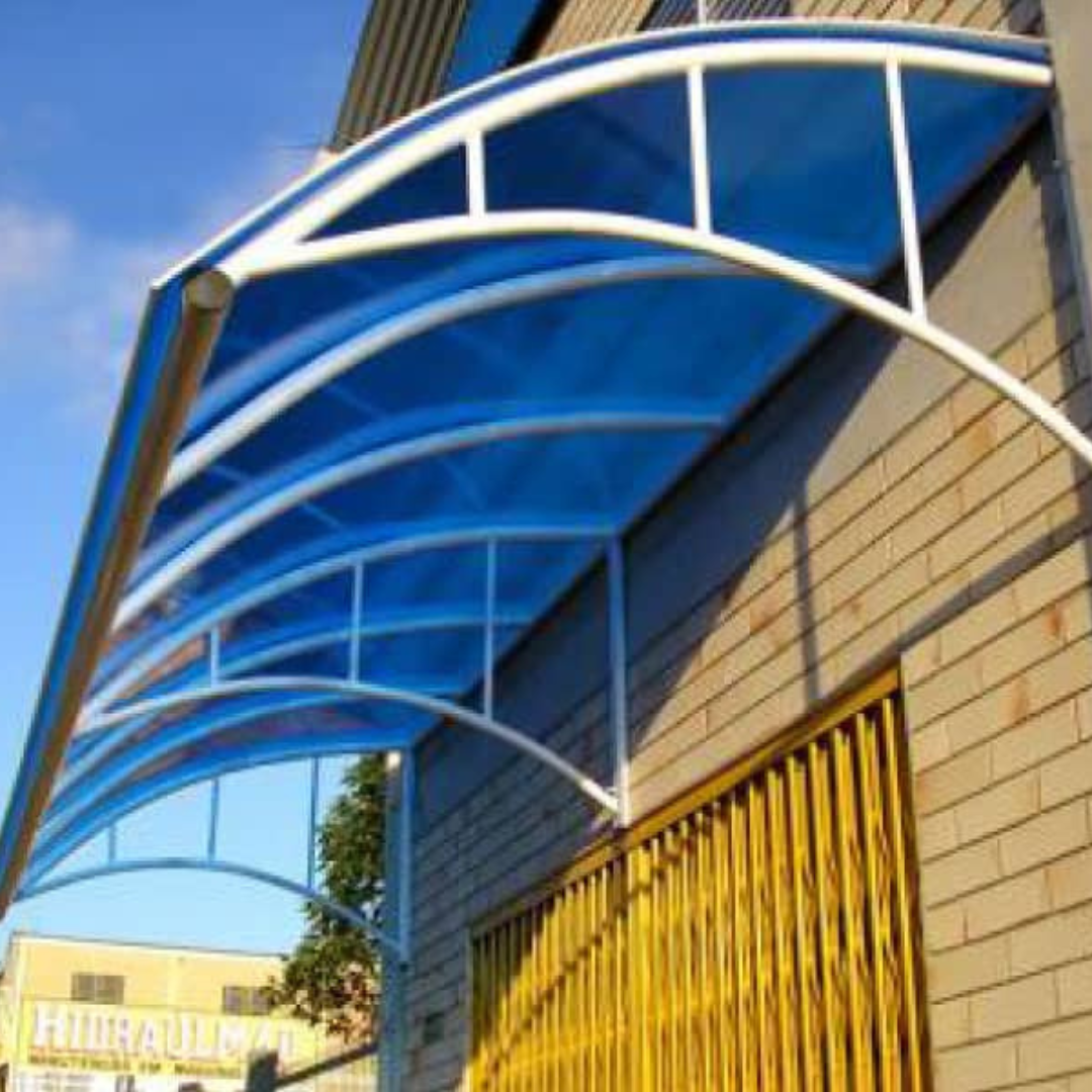 Cubierta curva de policarbonato en fachada