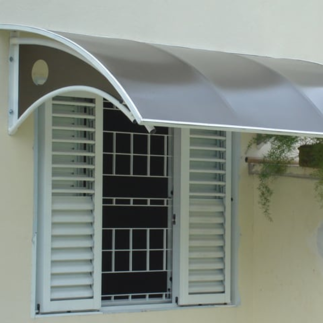 Parasol de policarbonato sobre ventana
